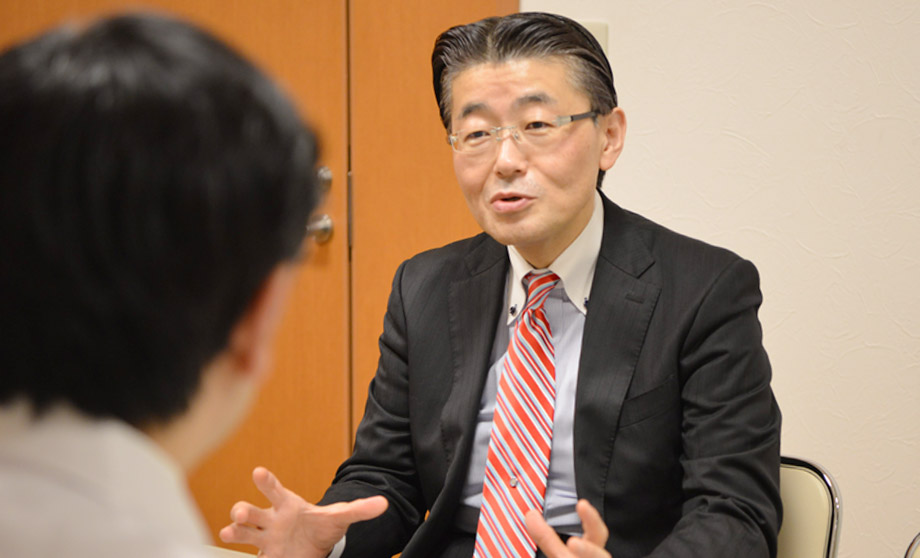 写真: 鷲田先生と対談する泰山さん